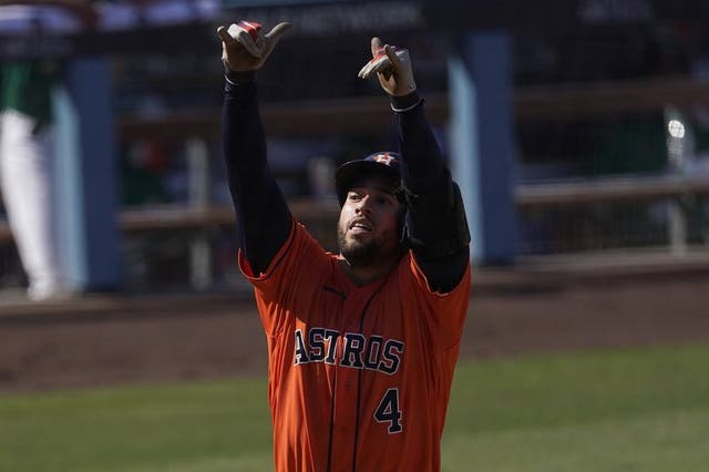 George Springer, de los Astros de Houston, festeja luego de conectar un jonrón en el quinto inning del segundo juego de la serie divisional de la Liga Americana frente a los Atléticos de Oakland, el martes 6 de octubre de 2020.