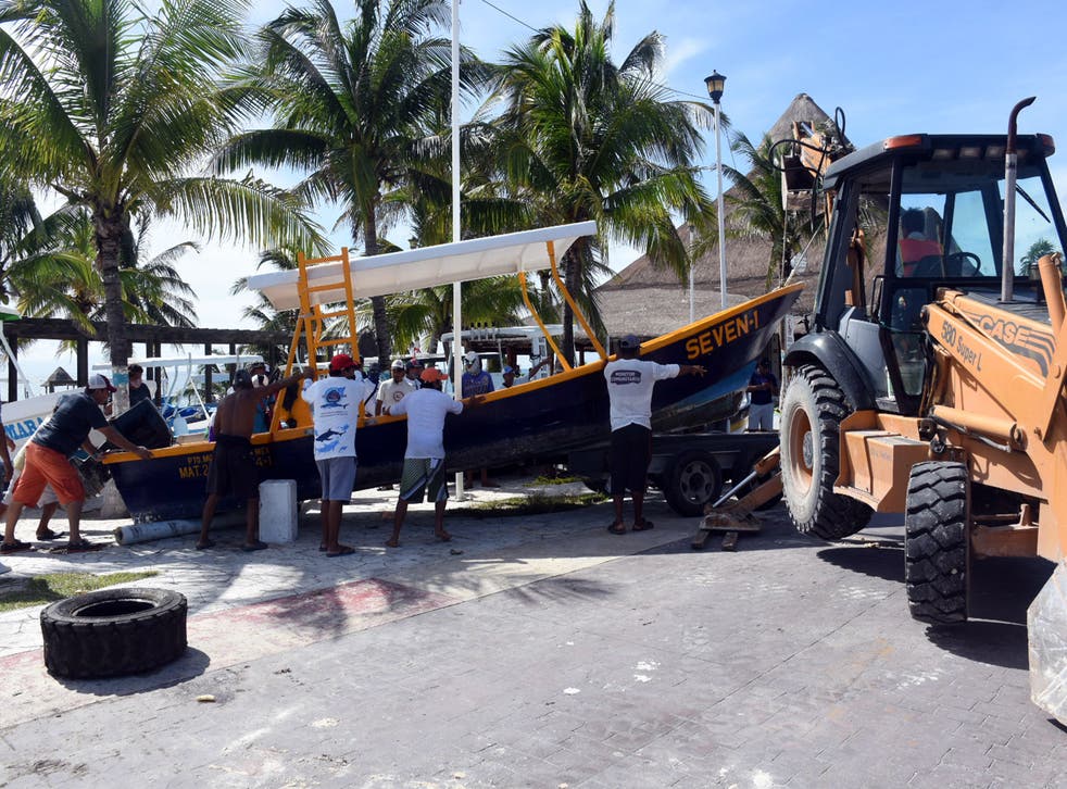 Trabajadores se prepararon un día antes para el huracán.