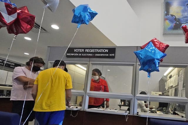 Un centro de inscripción electoral en Doral en el estado de Florida el 27 de agosto del 2018. (Photo/Wilfredo Lee)