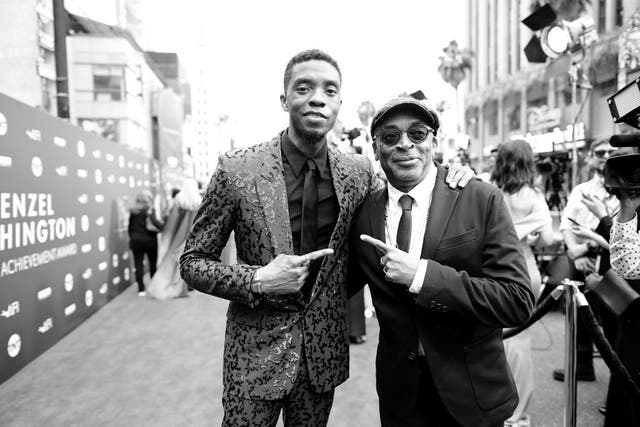 Chadwick Boseman y Spike Lee asisten a la 47a edición del AFI Life Achievement Award en honor a Denzel Washington el 6 de junio de 2019 en Hollywood, California.