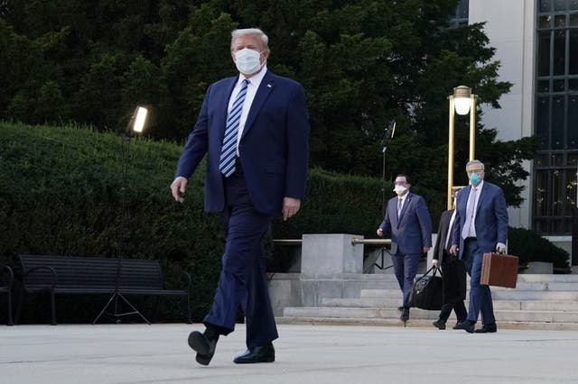 Donald Trump fotografiado a la salida del hospital militar donde estuvo internado tres días tras detectársele el COVID-19.  (Photo/Evan Vucci)