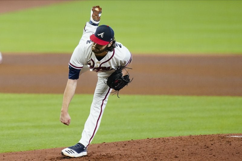 Ian Anderson, de los Bravos de Atlanta, hace un lanzamiento durante el segundo juego de la serie divisional de la Liga Nacional ante los Marlins de Miami, el miércoles 7 de octubre de 2020 .