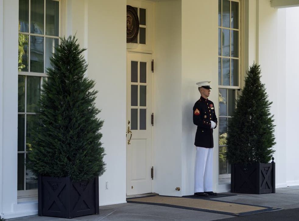 Un infante de Marina monta guardia afuera del Ala Oeste de la Casa Blanca el miércoles 7 de octubre de 2020, en señal de que el presidente Donald Trump se encuentra en la Oficina Oval, en Washington. (Foto/Evan Vucci)