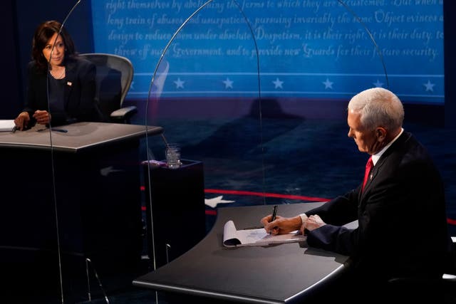 Kamala Harris y Mike Pence durante el debate vicepresidencial