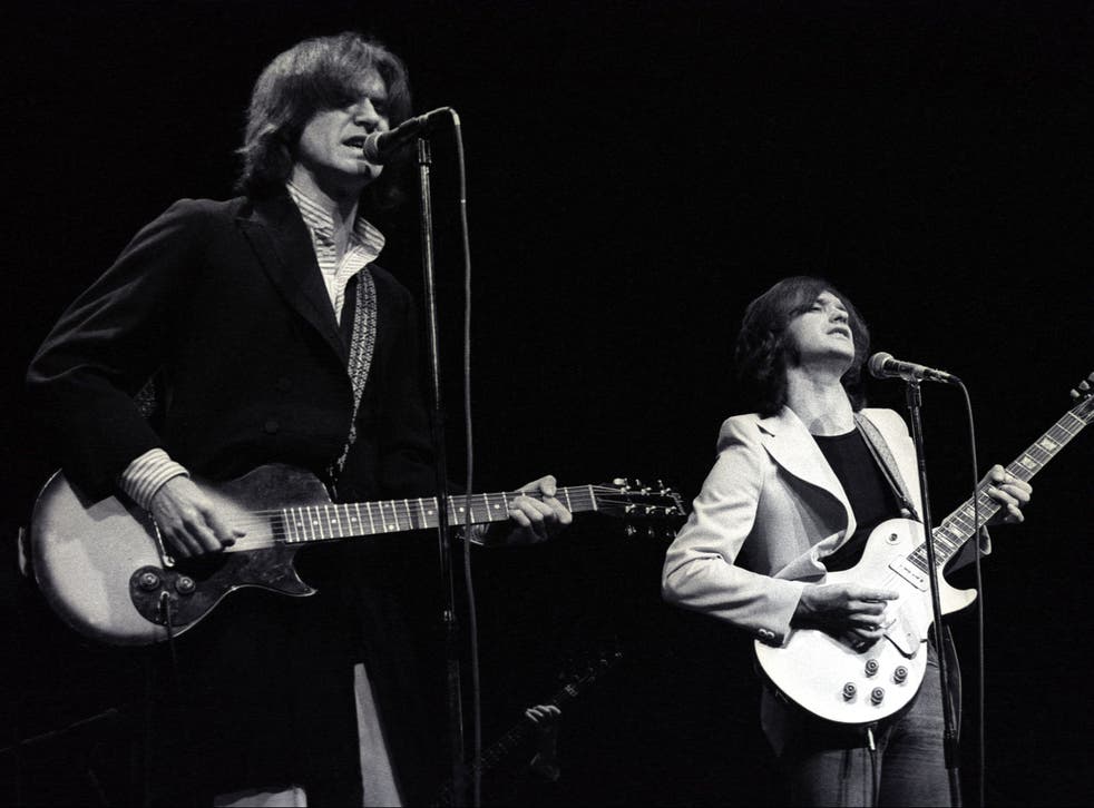 Ray Davies and Dave Davies of The Kinks perform in 1974