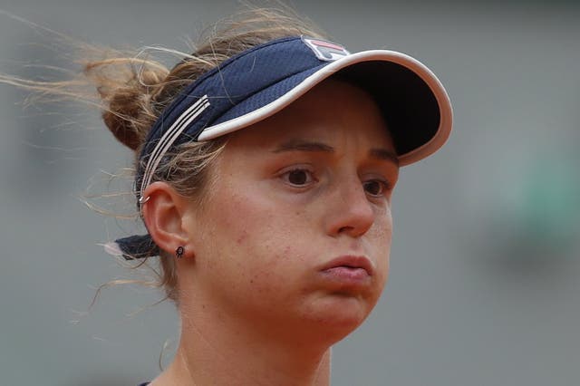 La argentina Nadia Podoroska tras fallar un disparo en el partido contra Iga Swiatek en las semifinales del Abierto de Francia, el jueves 8 de octbre de 2020. 