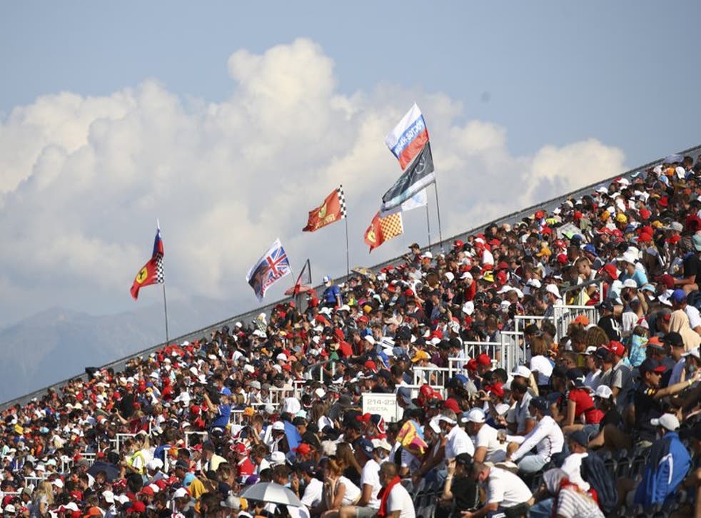 Espectadores en las gradas durante el Gran Premio de Fórmua Uno de Rusia en el circuito de Sochi, el domingo 27 de septiembre de 2020.