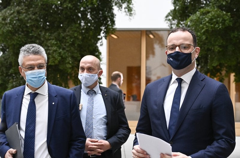 El ministro de salud de Alemania Jens Spahn (der) y el presidente del Instituto Robert Koch Lothar Wieler (izq) en Berlín el 8 de octubre del 2020.