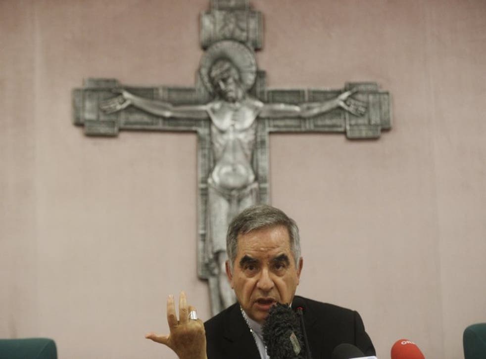 El cardenal Angelo Becciu habla con reporteros durante una conferencia de prensa en Roma