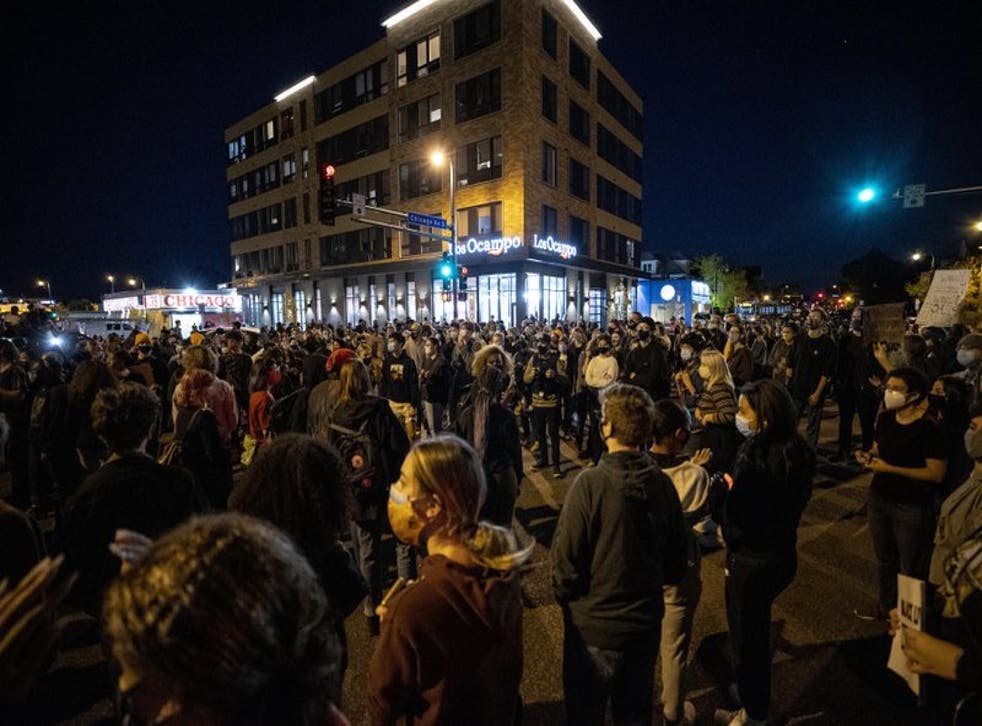 Manifestantes bloquean una intersección en Minneápolis, el miércoles 7 de octubre de 2020. (Carlos Gonzalez/Star Tribune vía AP)