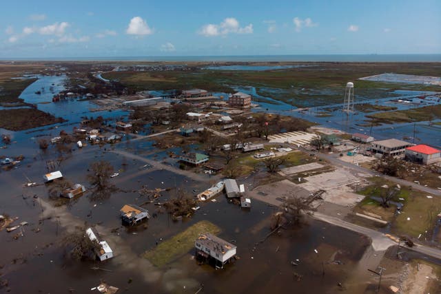 Una vista aérea muestra las casas que fueron destruidas por el huracán Laura el 29 de agosto de 2020 en Cameron, Louisiana. 