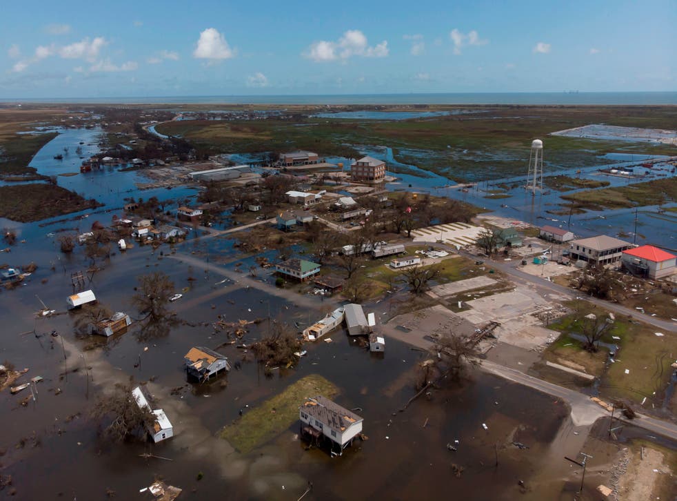 Una vista aérea muestra las casas que fueron destruidas por el huracán Laura el 29 de agosto de 2020 en Cameron, Louisiana.
