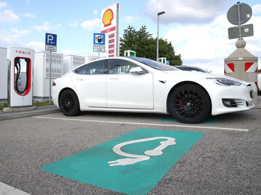 Tesla vehicles and other electric cars have a range of around 500km but the battery takes around an hour to charge