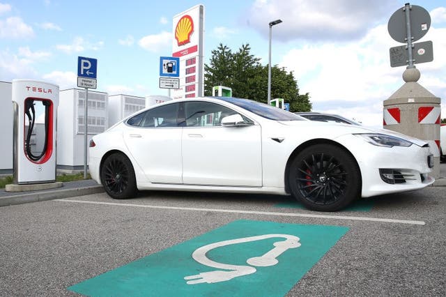 Tesla vehicles and other electric cars have a range of around 500km but the battery takes around an hour to charge