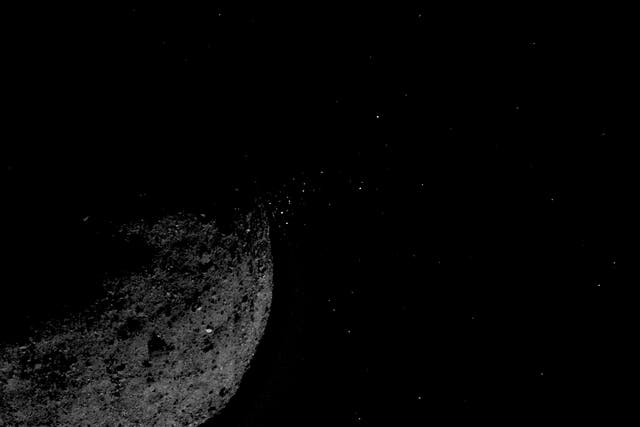 Esta vista del asteroide Bennu expulsando partículas de su superficie el 19 de enero fue creada combinando dos imágenes tomadas a bordo de la nave espacial OSIRIS-REx de la NASA.