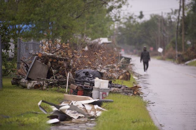 Escombros causados por el paso del huracán Laura aún se encuentran apilados a un costado de los caminos en Lake Charles mientras los residentes se preparan para la llegada del huracán Delta el viernes 9 de octubre de 2020. 