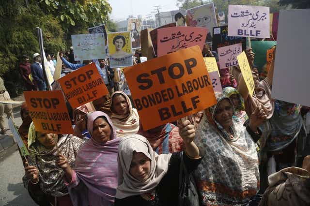 Activistas paquistaníes participando en una manifestación por el Día Internacional de la Mujer en Lahore