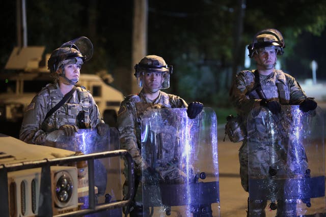 Tropas de la Guardia Nacional hacen guardia cerca del ayuntamiento de Wauwatosa en Wisconsin