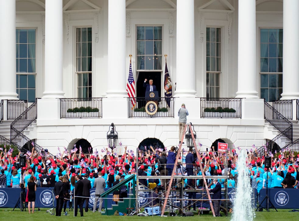 Donald Trump llega para hablar desde el Balcón del Salón Azul de la Casa Blanca ante una multitud de simpatizantes el 10 de octubre de 2020