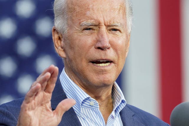 El candidato presidencial demócrata estadounidense Joe Biden habla durante un evento de campaña el 10 de octubre