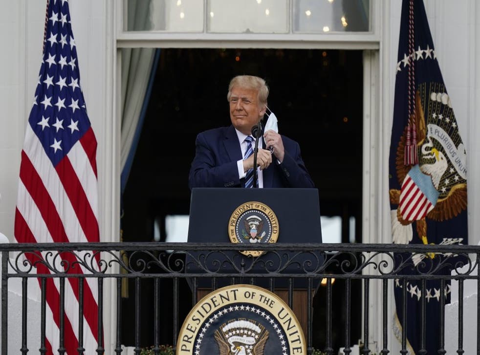 El presidente Donald Trump se retira su mascarilla para pronunciar un discurso desde el balcón del Salón Azul de la Casa Blanca ante partidarios en Washington, el sábado 10 de octubre de 2020. (Foto/Alex Brandon)