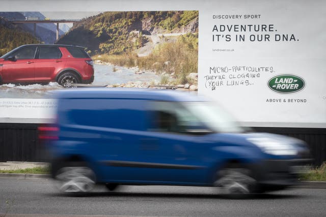 Una camioneta pasa junto a un cartel publicitario de un automóvil nuevo que ha sido pintado el 5 de septiembre de 2017 en Bristol, Inglaterra.
