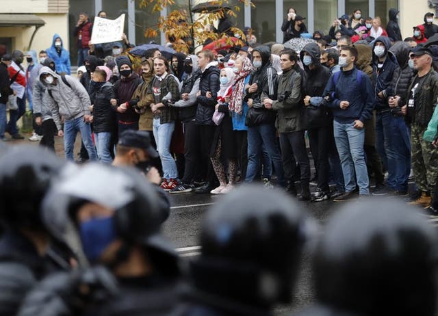 Decenas de personas participan en una marcha contra el gobierno del presidente Alexander Lukashenko, en Minsk, Bielorrusia, el 11 de octubre de 2020. (AP Foto)