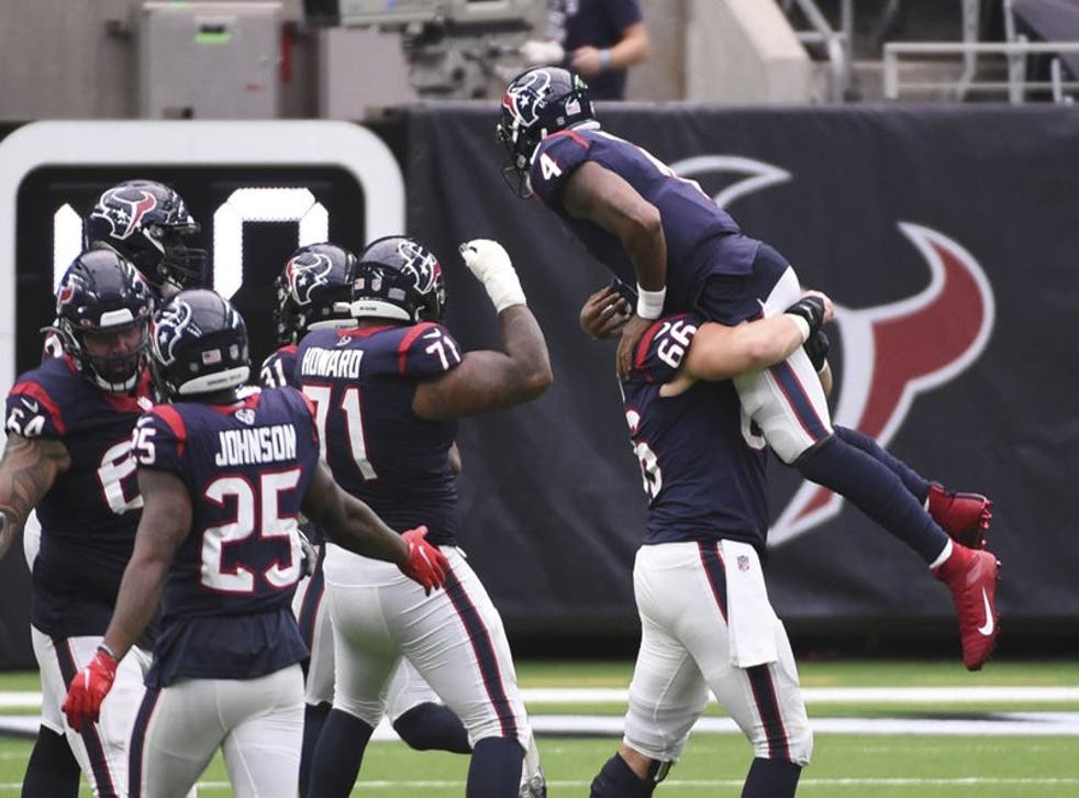 Romeo Crennel fue el coach interino tras la destitución de Bill O’Brien.