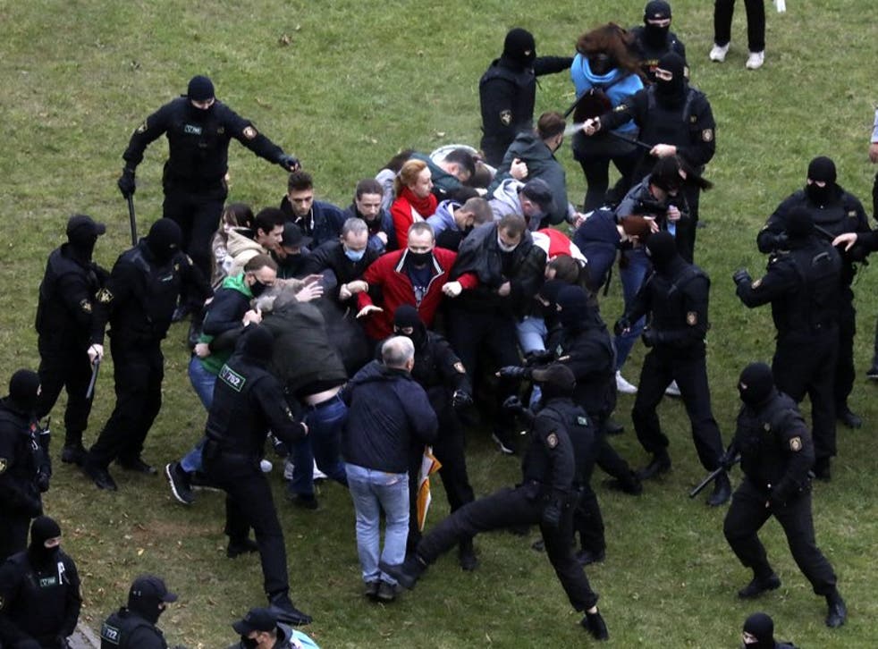 Policías antimotines arremeten contra un grupo de manifestantes durante una marcha contra la reelección del presidente bielorruso Alexander Lukashenko.