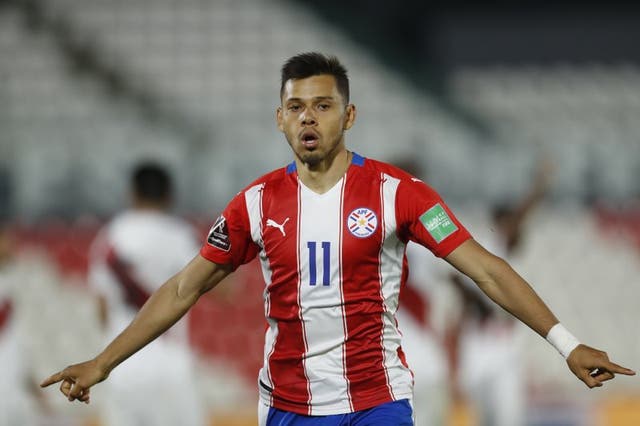 Ángel Romero festeja tras anotar el primer gol de Paraguay en el partido contra Perú. 