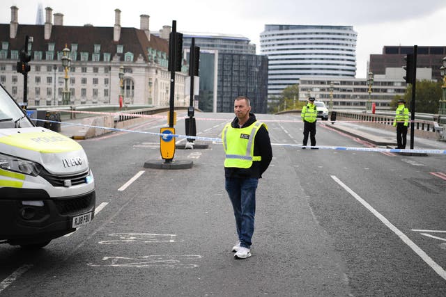 Police officers staff a cordon closing Westminster Bridge in central London on October 13, 2020 following a security alert at St Thomas’ Hospital