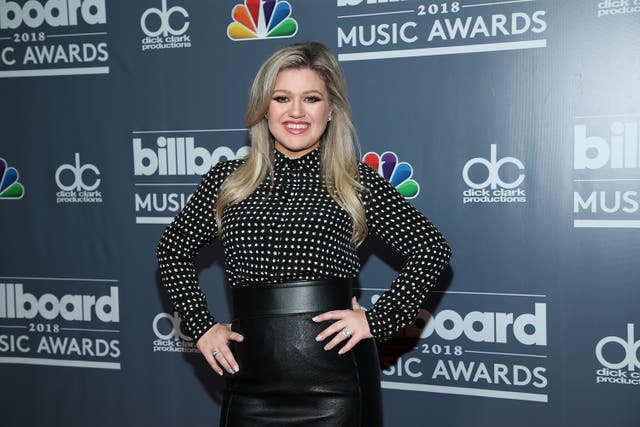 Kelly Clarkson says her children are seeing therapists amid divorce
