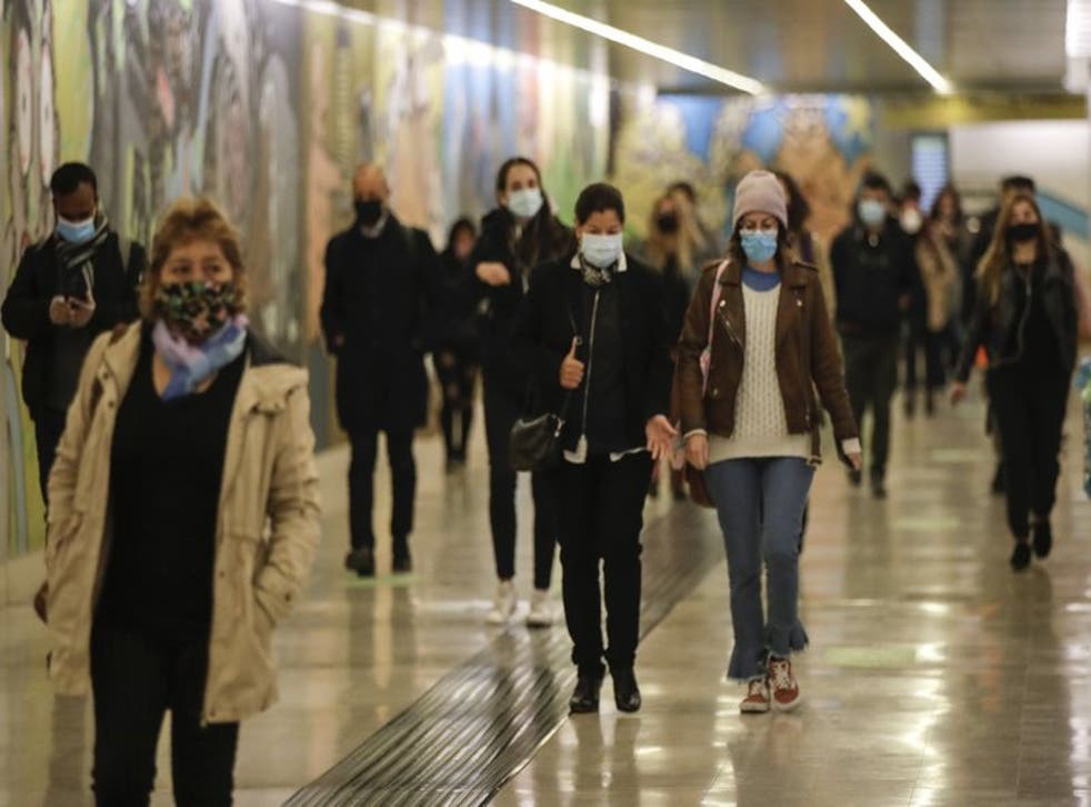 El gobierno buscó medidas adicionales después de que los casos nuevos crecieran a unos 5.000 contagios diarios en la última semana.