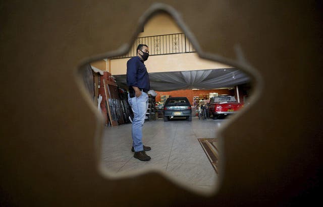 Los cinco miembros de la familia y su gato blanco duermen en habitaciones en las que se solían almacenar mesas, sillas y decoraciones. (Foto: Fernando Vergara)