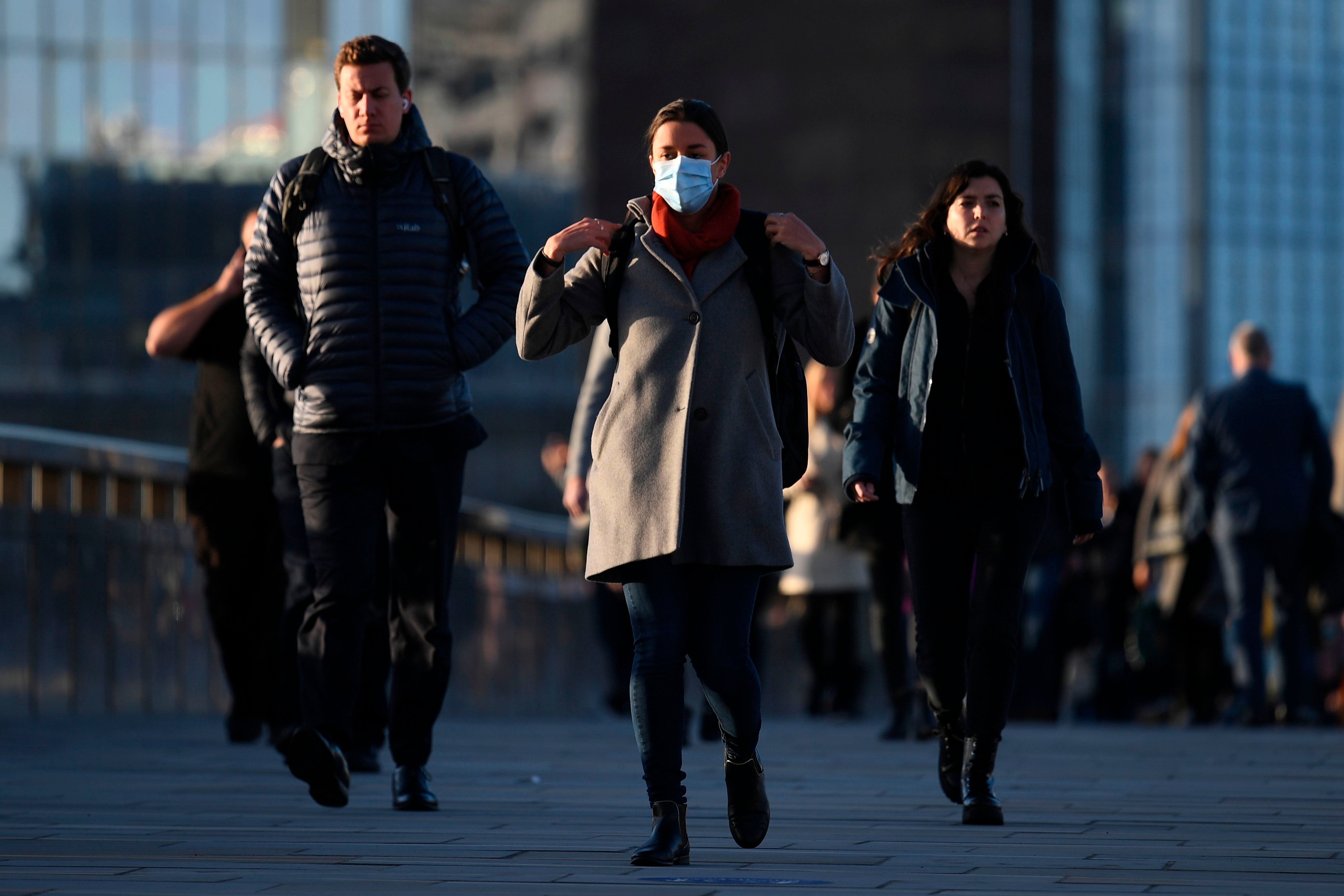 Los viajeros de Londres han estado usando máscaras de camino al trabajo
