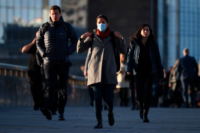Los viajeros de Londres han estado usando máscaras de camino al trabajo