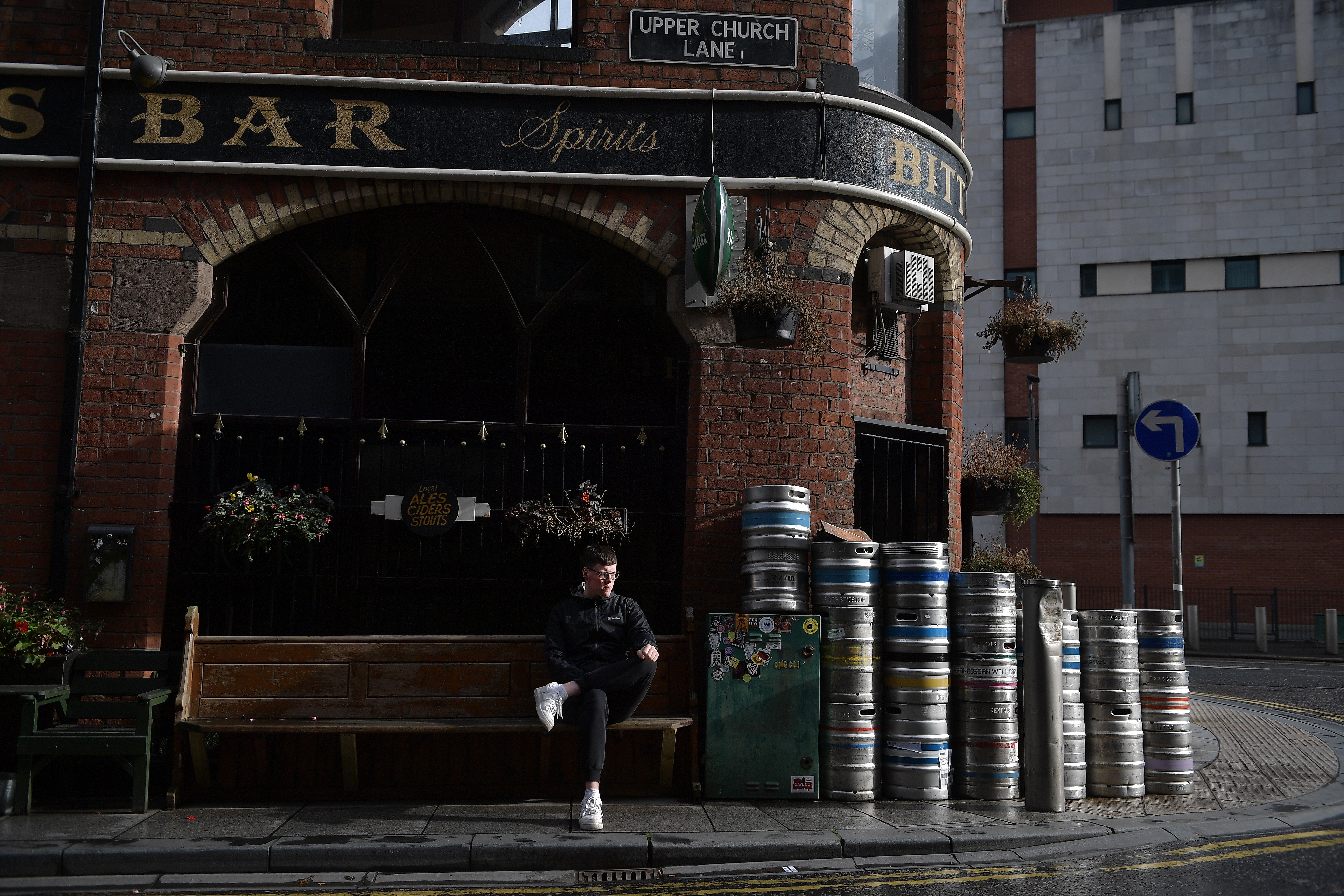 Bars across Northern Ireland have been told to close for four weeks from Friday
