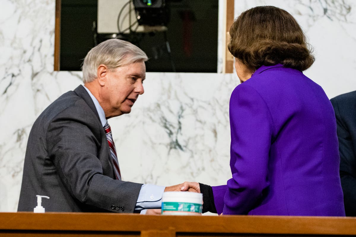 With a hug, Feinstein draws liberal critics at court hearing