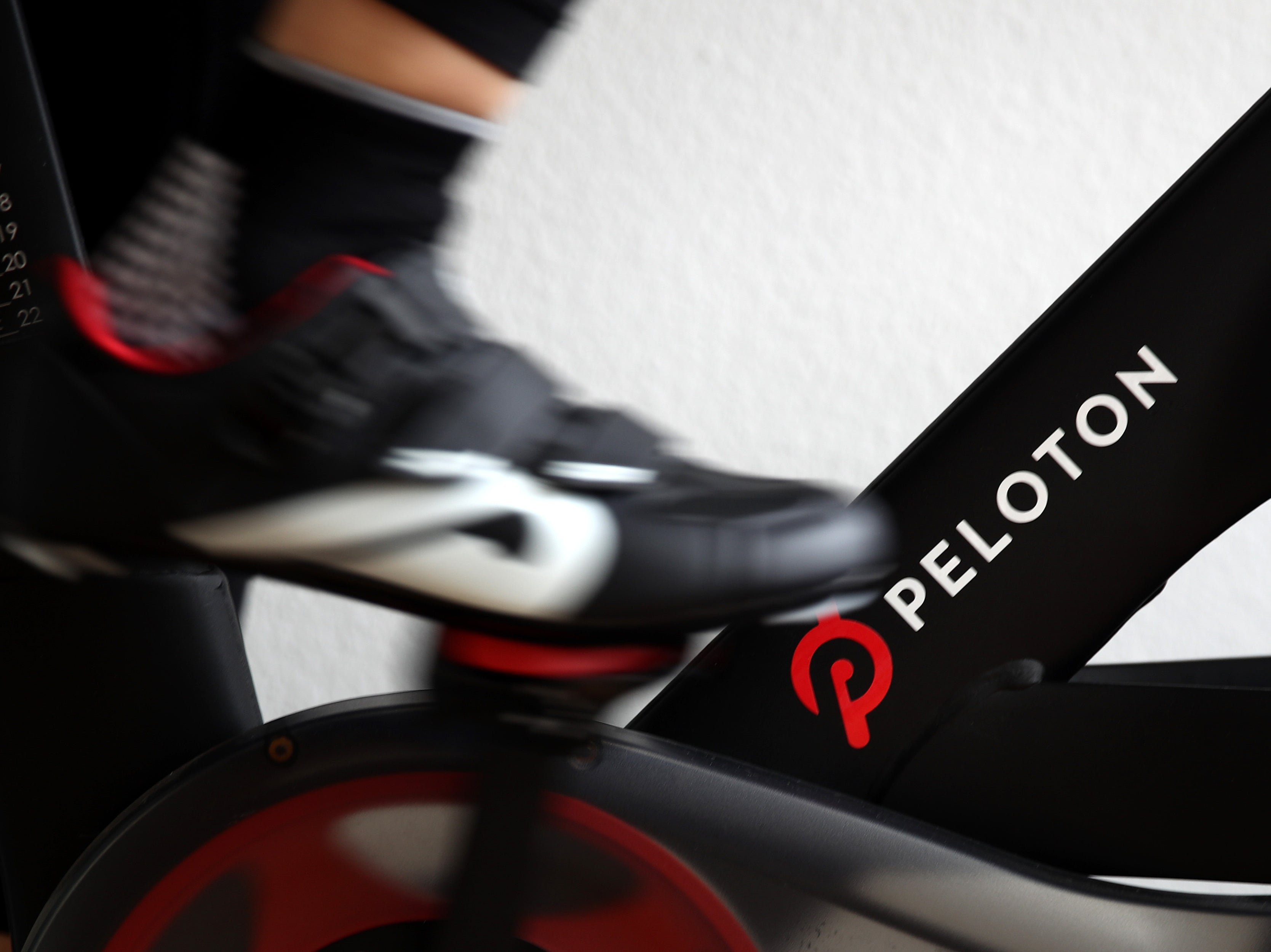 removing peloton pedals