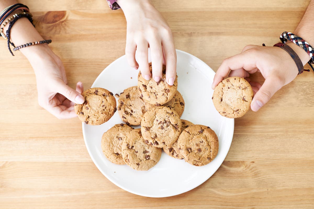 Owns cookie. Печенье. Девушка с печеньем. Девушка ест печенье. Печенье в руке.