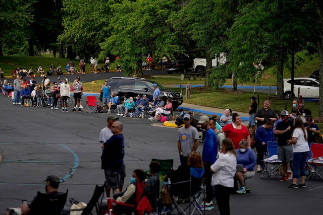 Personas haciendo cola fuera del Kentucky Career Center antes de registrar reclamos de desempleo en Kentucky, junio de 2020