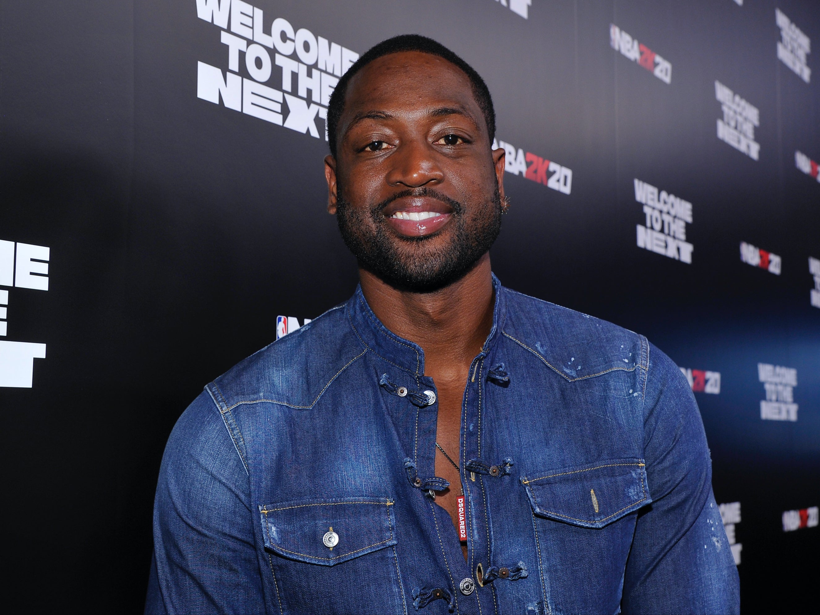 Dwyane Wade accidentally photobombs couple during beach proposal