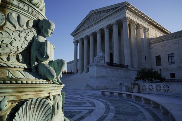 Fotografía de la Corte Suprema de Estados Unidos el 5 de octubre de 2020, en Washington. La Corte Suprema dijo el viernes, 16 de octubre, que decidirá si el presidente Donald Trump puede excluir a las personas que viven ilegalmente en el país del conteo del censo que es usado para asignar escaños en la Cámara de Representantes. (AP Foto/J. Scott Applewhite)