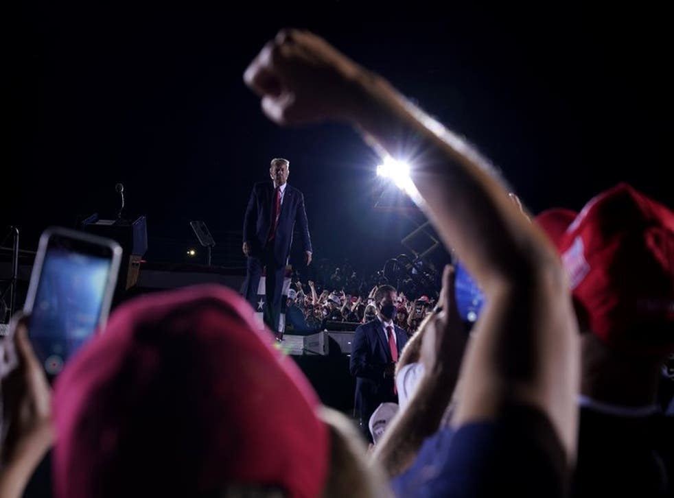 Seguidores animan a Donald Trump en el aeropuerto regional Middle Georgia