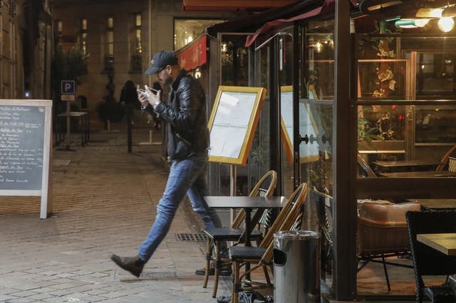 Un hombre sale de un restaurante tras la hora del cierre