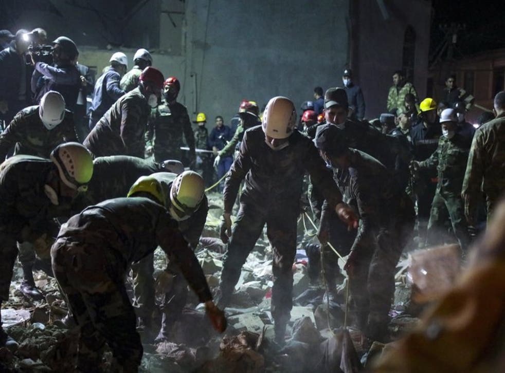 Soldados y bomberos buscan sobrevivientes en Gyanga, la segunda ciudad de Azerbaiyán