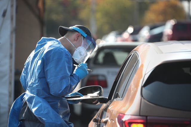 Miembros de la Guardia Nacional de Wisconsin examinan a los residentes para detectar el coronavirus Covid-19 en Wisconsin el 9 de octubre.