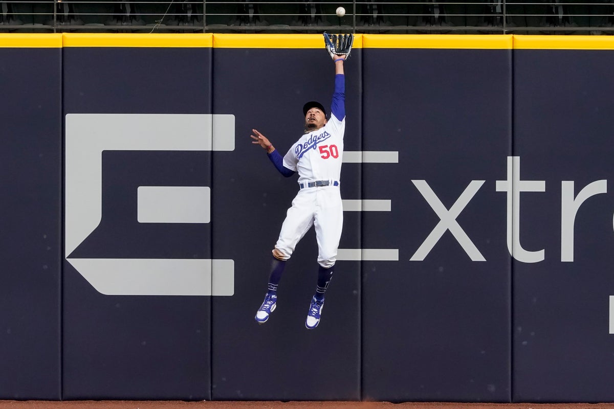 Dodgers' Mookie Betts makes another wild catch in NLCS Game 7 vs. Braves