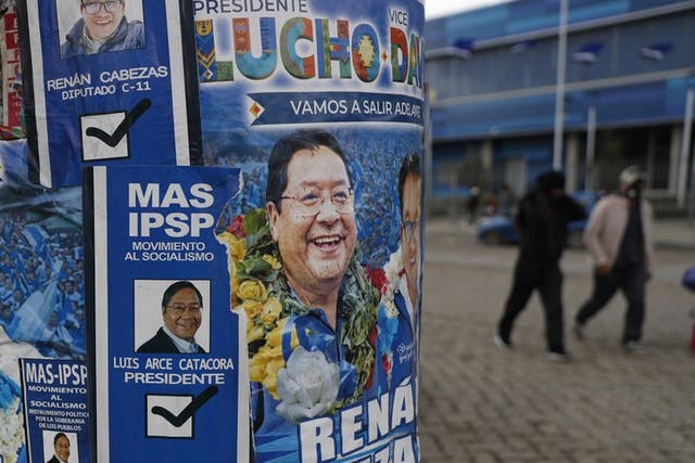 Promocionales del candidato a la presidencia, Luis Arce, del Movimiento al Socialismo (MAS), cubren un poste en El Alto, Bolivia. (Foto/Juan Karita)