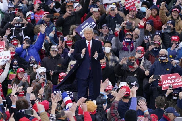 El presidente Donald Trump llega a un acto de campaña en Norton Shores, Michigan, el sábado 17 de octubre de 2020. (Foto/Carlos Osorio)